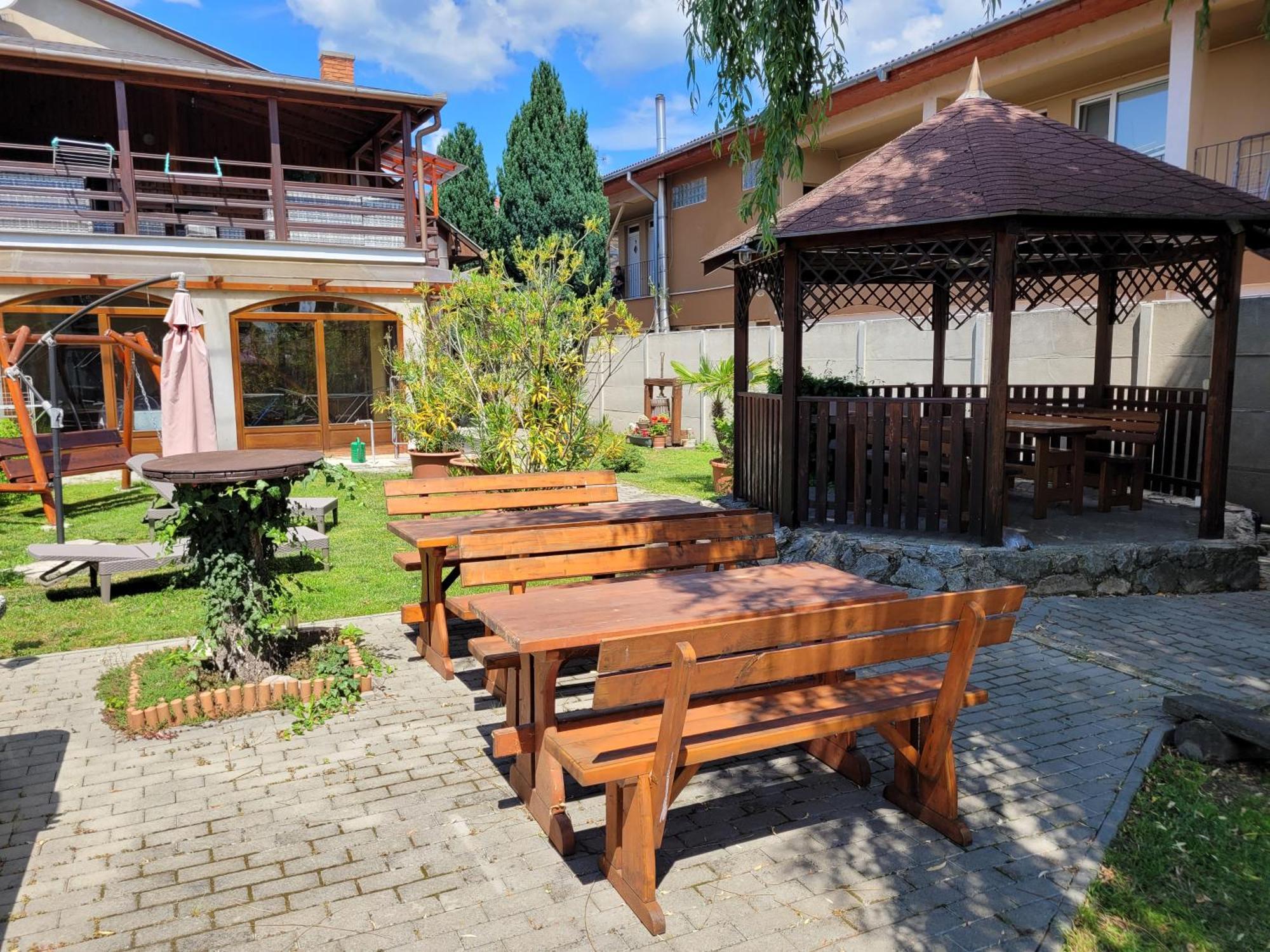 Penzion Korzo Sturovo Luaran gambar
